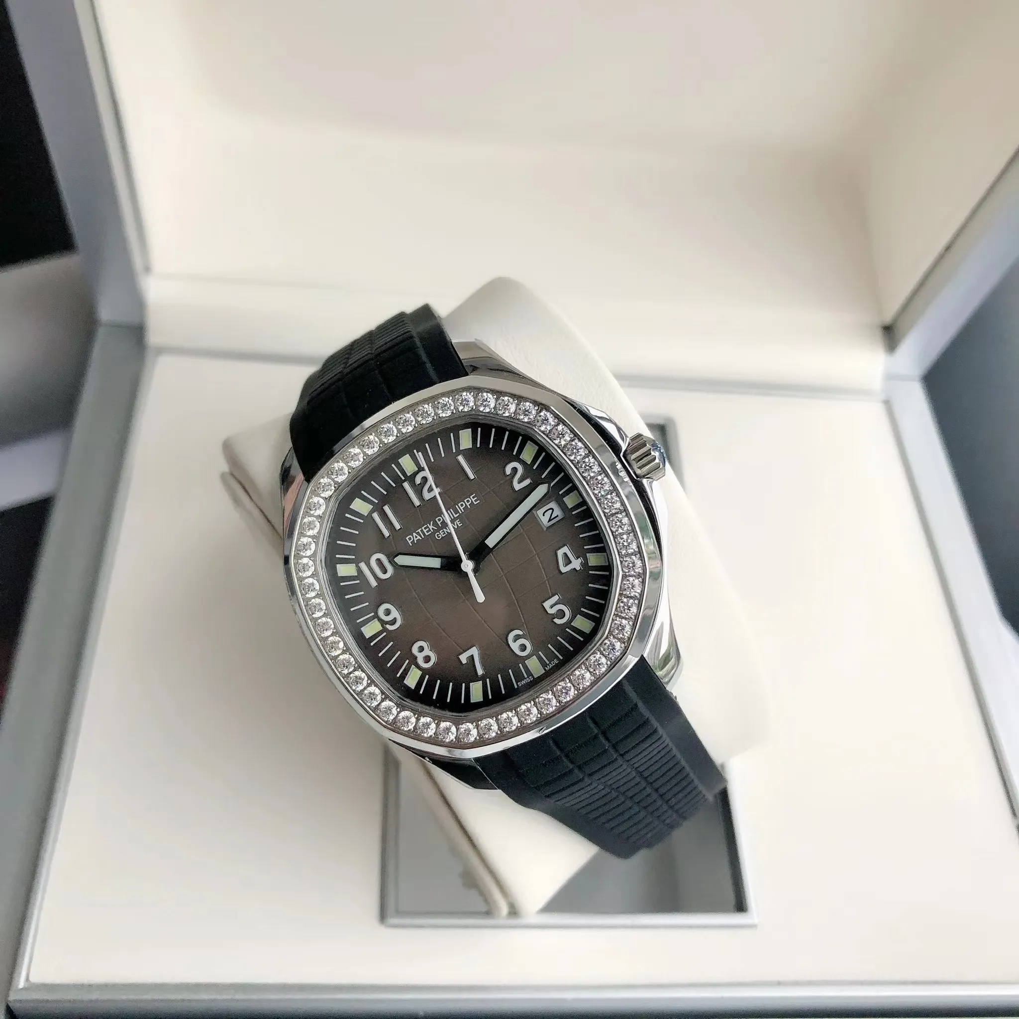 【High-end replica】💰1240! Patek Philippe's popular "Grenade" men's watch, new feedback is coming. Upgrade 1️⃣: Replace with super scratch-resistant sapphire glass mirror. Upgrade 2️⃣: Add original synchronized silicone bracelet with original buckle. Upgrade 3️⃣: Add new Swarovski crystal diamond ring. [Movement] Paired with imported fully automatic Citizen 8215 high-end movement, stable and cost-effective advantage, 0️⃣repair concerns, corrected original synchronized pendulum. [Case] The CNC process of the 316L stainless steel case restores the original shell shape and curvature one to one, and pursues the original 0️⃣ gap to the extreme. [Bracelet] Adopts an imported rubber strap, a customized ergonomic bracelet, and an original buckle. [Dial] Adhering to the exquisiteness of the big manufacturers, we strictly pursue the gap between the text lines, the thickness of the scale, and the luminous color, and strive to synchronize the 0️⃣ gap with the original.